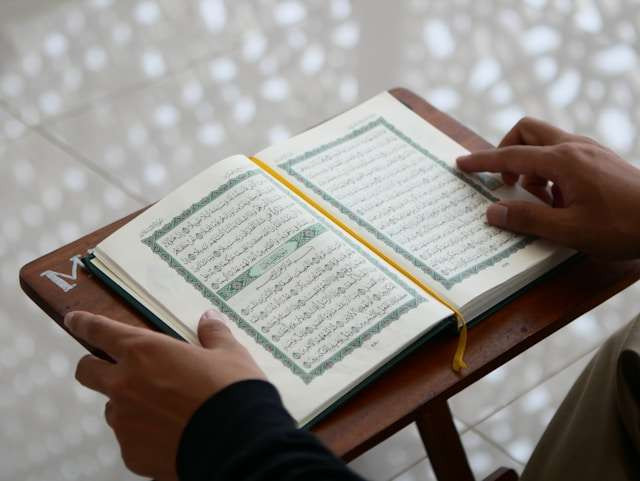 Ternyata Ini 7 Manfaat Membaca Al Quran Setelah Sholat Maghrib